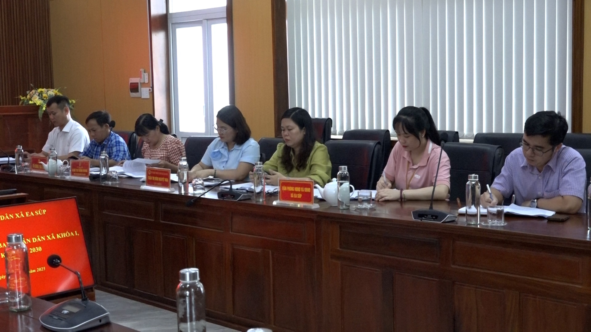 Thành viên UBND tham gia kỳ họp